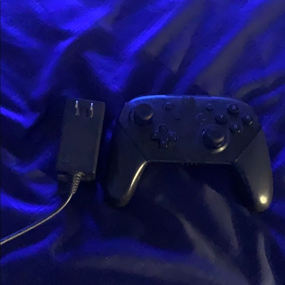 Nintendo switch controller and charger - Picture 1 of 4